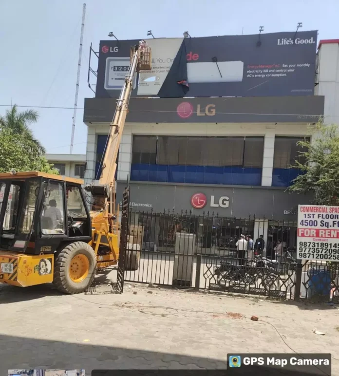 Faridabad News : रूप टॉप पर विज्ञापन बोर्ड लगाने वालों पर निगम का सिकंजा