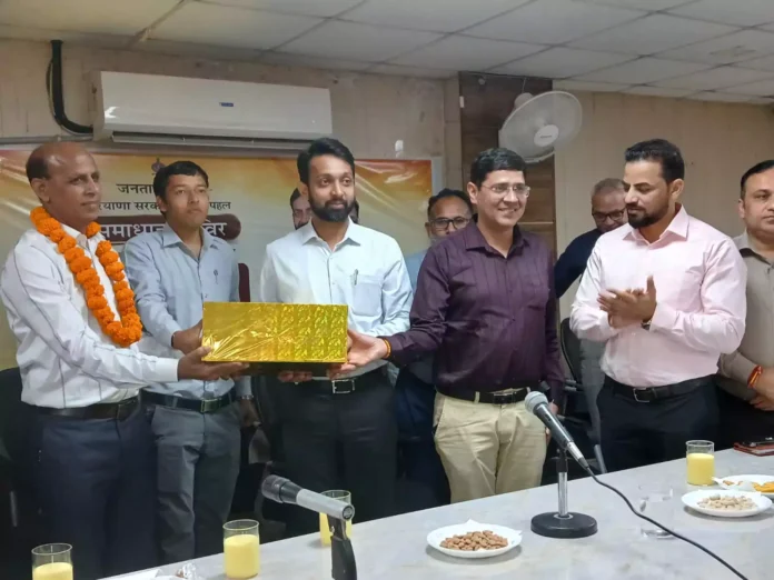 डीसी कार्यालय के पीए आनंद प्रकाश व सेवादार सुखबीर सिंह हुए सेवानिवृत