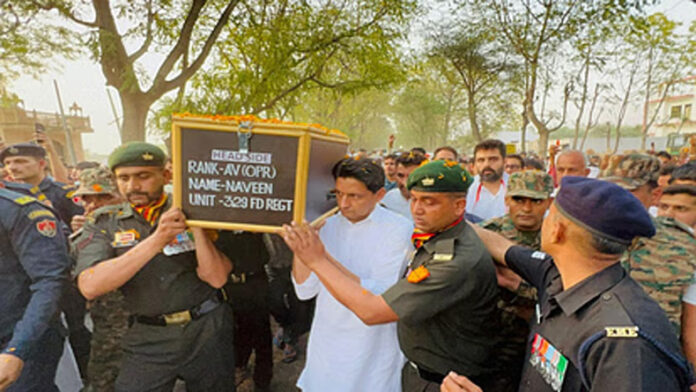 Jhajjar News: झज्जर में सांसद दीपेंद्र हुड्डा ने दिया अग्निवीर की अर्थी को कंधा