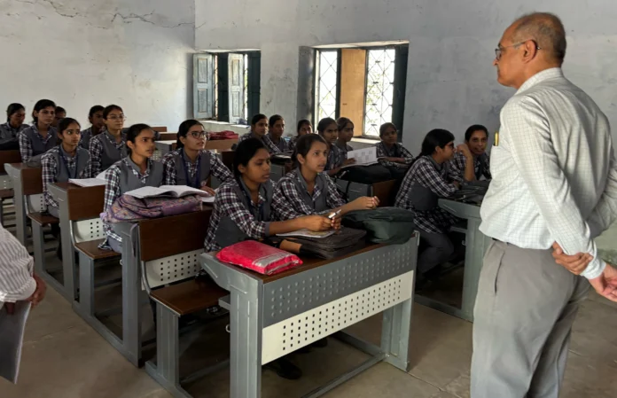 District Education Officer inspected schools under the admission festival