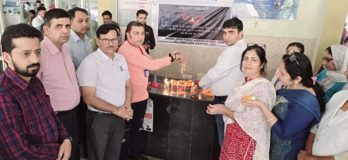 Jind News : नागरिक अस्पताल में चिकित्सकों ने कैंडल जला दी पहलगाम मृतकों को दी श्रद्धांजलि