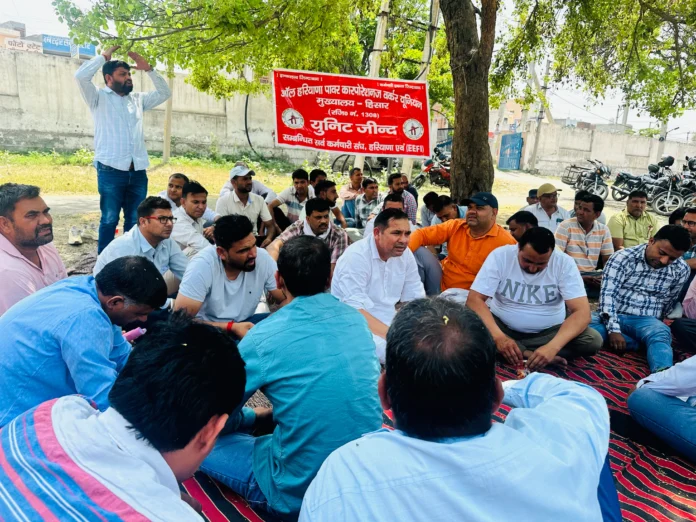 Jind News : बिजली कर्मियों ने एसई के खिलाफ की नारेबाजी