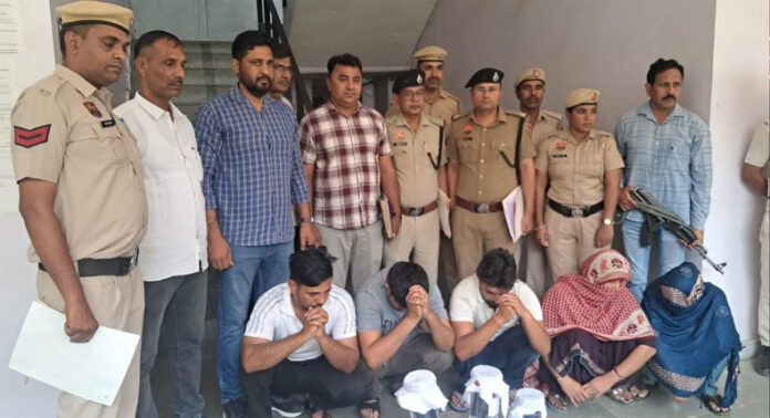 Jind News : जींद में कारोबारी से 19 लाख रुपए ठगने वाली फर्जी महिला एसएचओ साथियों सहित गिरफ्तार