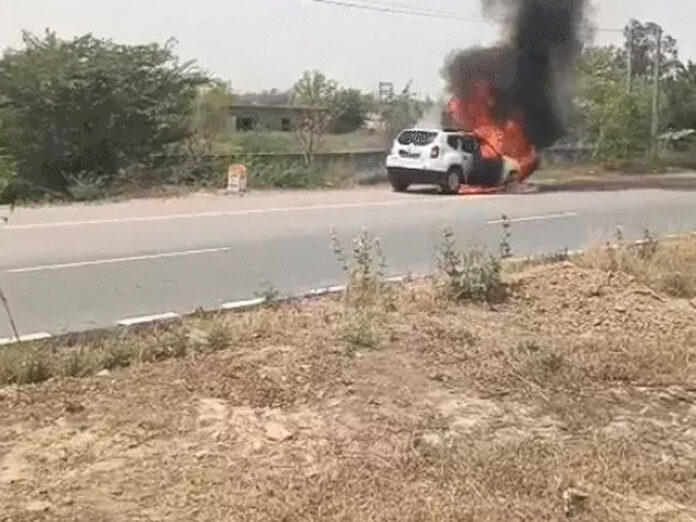 Jind News: जींद में चलती कार में लगी आग