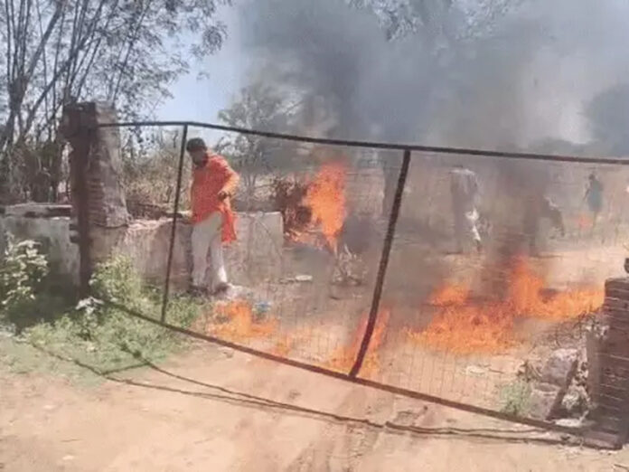 Bhiwani News: भिवानी में कब्जा छुड़ाने पहुंची प्रशासन की टीम के सामने 2 ने खुद को लगाई आग