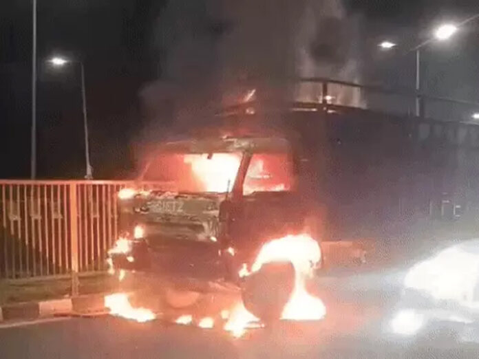 Faridabad News: फरीदाबाद में लोहे के स्क्रैप से भरे कैंटर में लगी आग