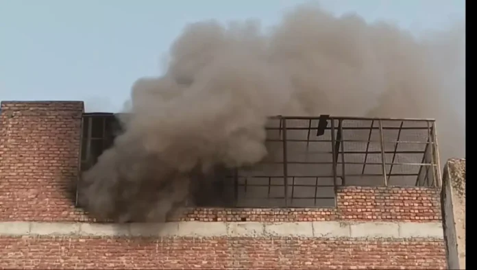 Bhiwani News : नया बाजार में गिरिराज हार्डवेयर की पांच मंजिला इमारत में लगी आग