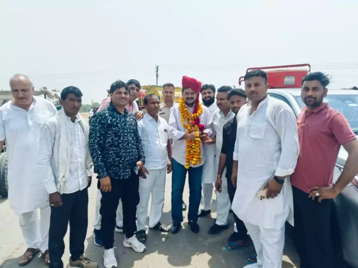 Bhiwani News : पूर्व सांसद बृजेंद्र सिंह ने गांवों का दौरा कर सुनी ग्रामीणों की समस्याएं