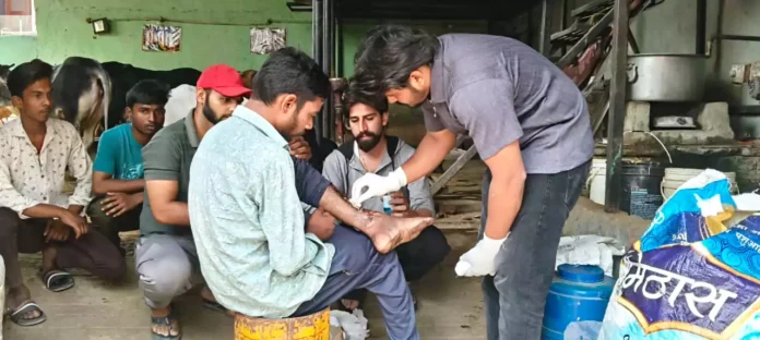 Bhiwani News : गौरक्षा दल ने एक बार फिर दिया मानवता का परिचय, चार वर्ष से पीड़ित के पैर से निकाले कीड़े