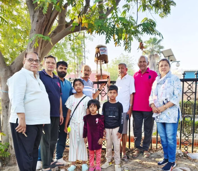 Gurugram News : गुरुग्राम में पेड़ों, पार्कों की ग्रिल समेत जगह-जगह नजर आने लगे हैं दाना, पानी नेस्ट