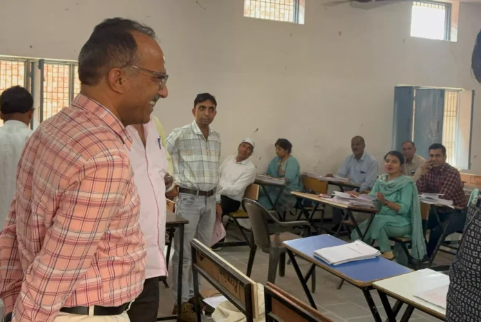 Bhiwani News : हरियाणा विद्यालय शिक्षा बोर्ड अध्यक्ष ने किया भिवानी के अंकन केन्द्र का निरीक्षण