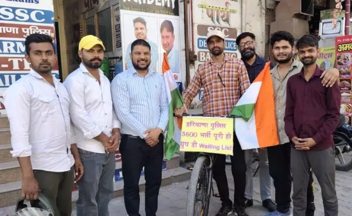Bhiwani News : ग्रुप डी वेटिंग रिजल्ट की मांग को लेकर दिल्ली से चंडीगढ़ की साइकिल यात्रा पर हरियाणा के युवा