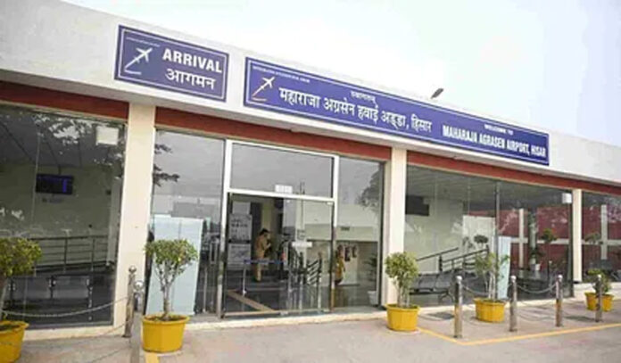 Hisar News: हिसार एयरपोर्ट पर बनी बाउंड्री वाल नियमों के अनुरूप