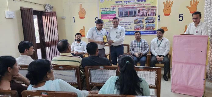 पीएमश्री स्कूल जयधर में आईडीबी आई बैंक ने डोनेट की कुर्सियाँ