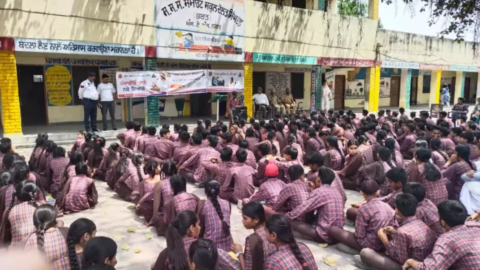 In Daulat Singh Wala School, students were made aware about staying away from drugs and traffic rules