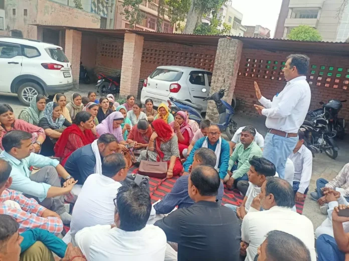 In protest against the suspension of Hisar's Deputy CMO, doctors worked wearing black badges