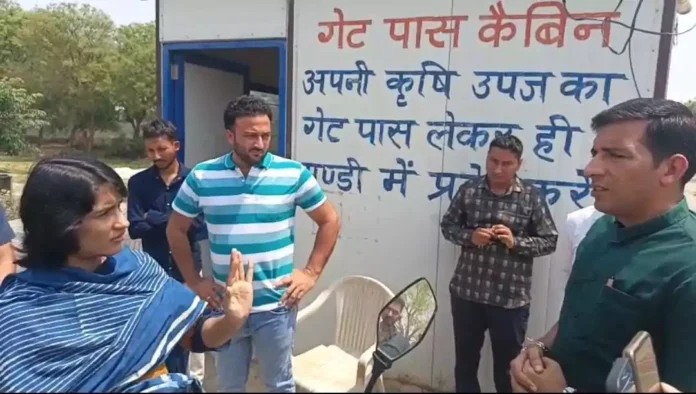 Jind News : जुलाना विधायक ने किया मंडी का दौरा, किसान को तोल में लग रहा दो डेढ़ से क्विंवल का फटका