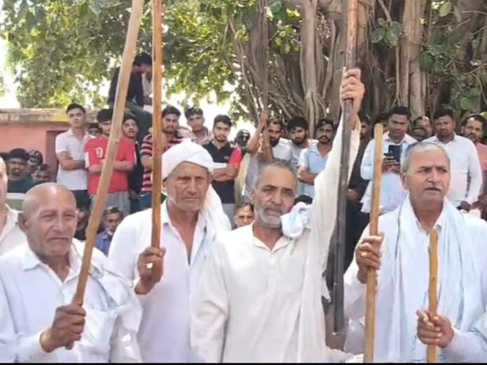 Panipat News: पानीपत के गांव कवि में असामाजिक तत्वों के प्रवेश पर प्रतिबंध