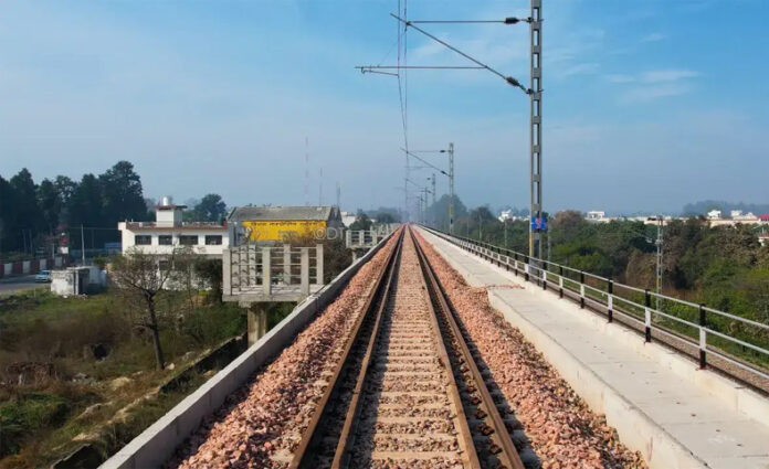 Kurukshetra News: कुरुक्षेत्र एलिवेटेड रेलवे ट्रैक पर इलेक्ट्रिक लाइन का काम पूरा