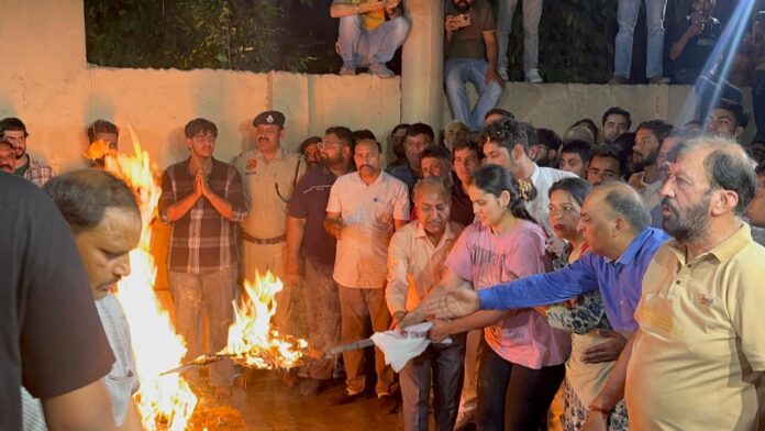 Karnal News : शहीद लेफ्टिनेंट विनय नरवाल पंचतत्व में विलीन, बहन बोली- मुझे आतंकियों के सिर चाहिए