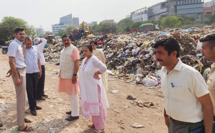 Mayor Rajrani Malhotra and Municipal Commissioner Ashok Kumar Garg visited various places