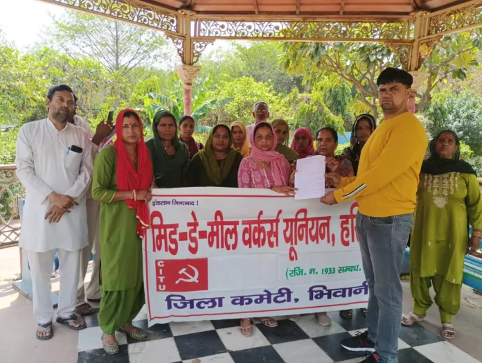 Mid day meal workers demonstrated for the resolution of their pending demands and sent a memorandum to the Education Minister