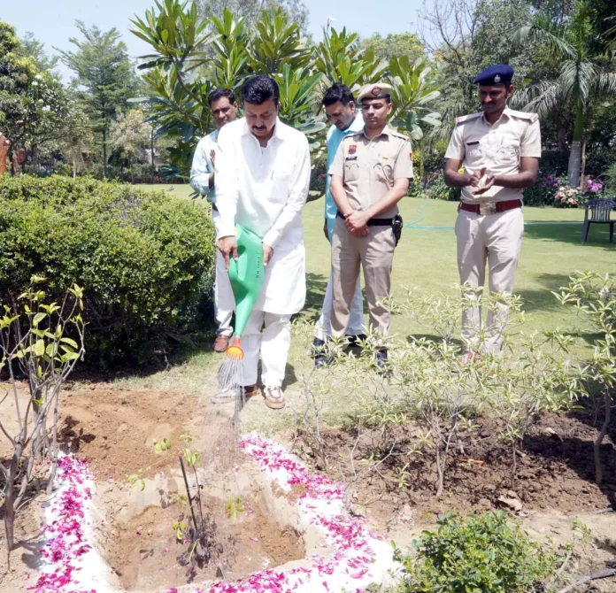Gurugram News : मंत्री राव नरबीर ने अपने जन्मदिन पर पौधारोपण कर दिया पर्यावरण संरक्षण का संदेश