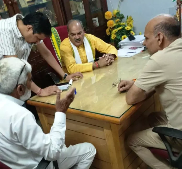 Nagar Panchayat chairman met MLA to start construction work of bus stand and hospital in Dharuhera