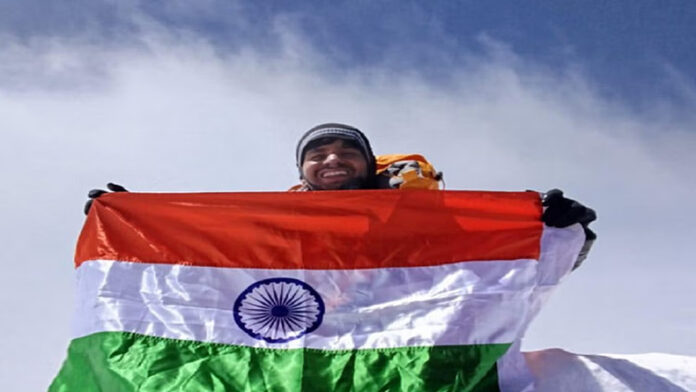Hisar News: हिसार के नरेंद्र कुमार ने माउंट अन्नपूर्णा फहराया तिरंगा