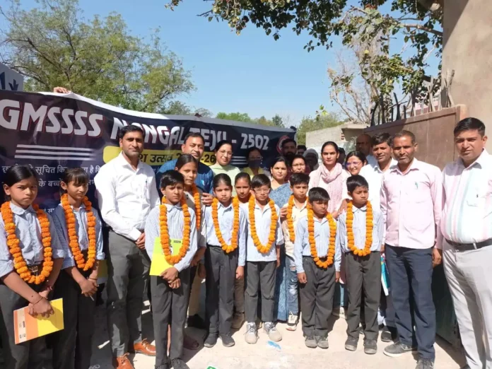 Newly arrived students were welcomed with garlands