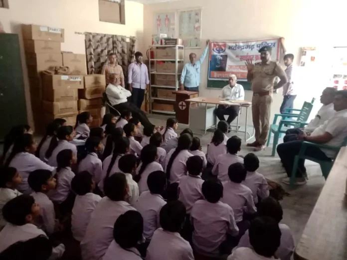 साइबर जागरूकता दिवस पर पुलिस ने निजी स्कूल में आयोजित किया साइबर सुरक्षा जागरूकता कार्यक्रम