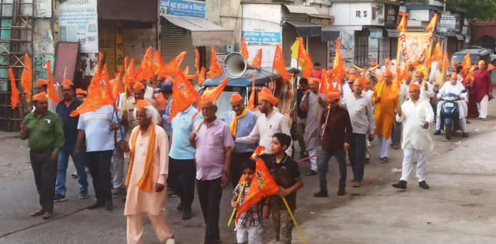 On the occasion of Lord Parshuram's birth anniversary, the Brahmin Sabha took out a Prabhat Ferry in the city