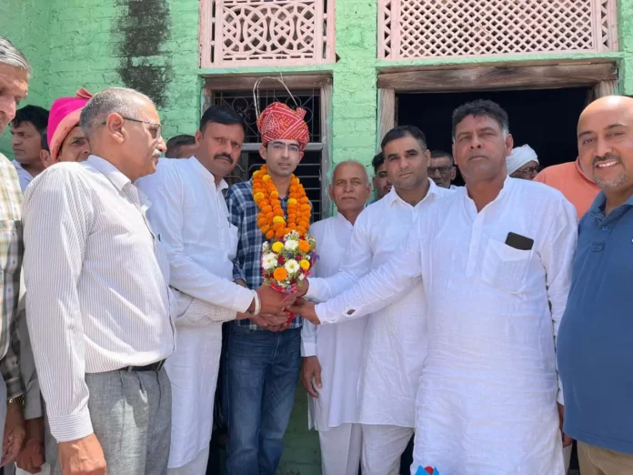 Panchayat representatives welcomed UPSC pass out Jitendra Mandhi