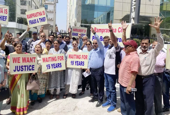 Gurugram News : प्लॉट खरीदारों का रामप्रस्थ डेवलपर्स के कार्यालय के बाहर प्रदर्शन