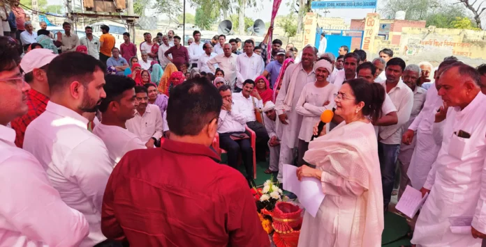 Bhiwani News : राज्यसभा सांसद किरण चौधरी ने बुधवार को हल्का तोशाम के दर्जनभर गांवों में सुनी ग्रामीणों की समस्याएं