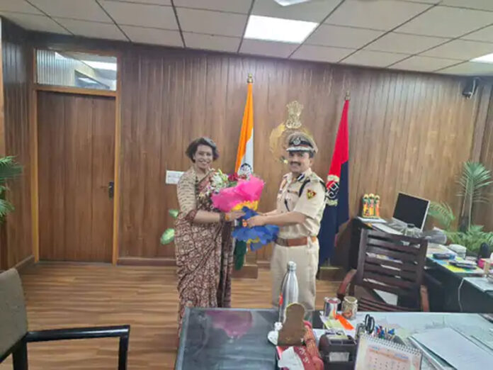 Gurugram News: गुरुग्राम में एयर होस्टेस से डिजिटल रेप मामले में महिला आयोग ने मांगी रिपोर्ट