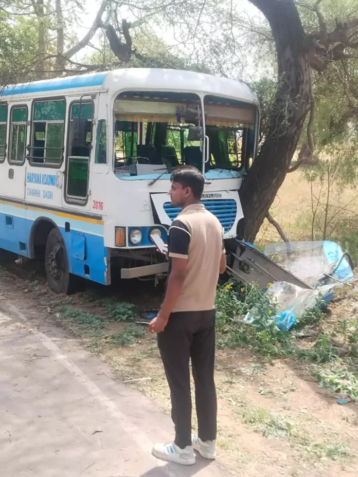 Roadways bus collided with a tree while trying to save a scooter, four dozen passengers narrowly escaped