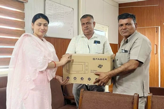 Gurugram News : रोडवेज स्टाफ को खाना गर्म करने के लिए मिले हॉटकेस