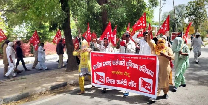 Jind News : ग्रामीण सफाई कर्मियों ने किया प्रदर्शन