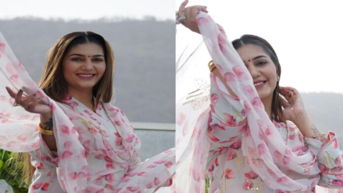 Sapna Chaudhary Viral Dance: स्टेज पर छाईं सपना चौधरी, “बोल तेरे मीठे मीठे” गाने पर डांस देख थिरक उठे लोग