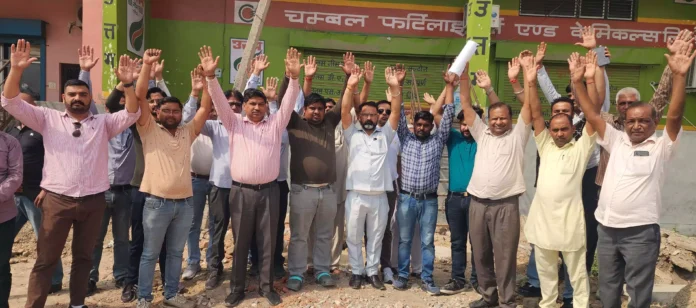 Seeds and pesticide sellers kept their shops closed and protested against the government in protest against the Seeds and Pesticides Act 2025