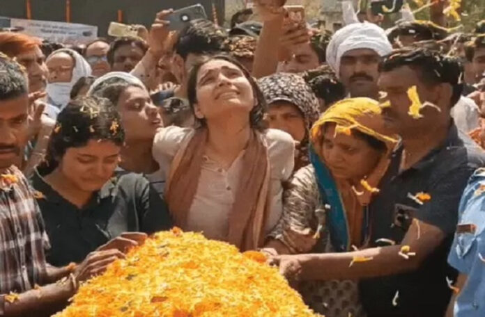 Rewari News : रेवाड़ी के शहीद फ्लाइट लेफ्टिनेंट सिद्धार्थ यादव को पिता ने दी मुखाग्नि