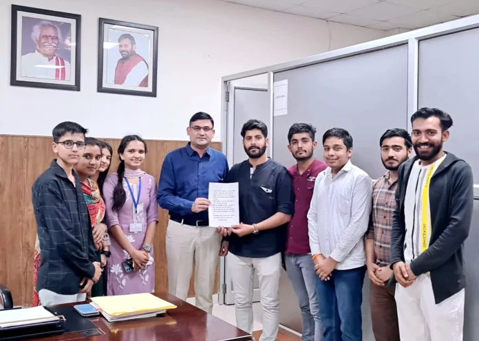 Jind News : परीक्षा विभाग में खामियों को लेकर छात्रों ने विश्वविद्यालय कंट्रोल को सौंपा ज्ञापन