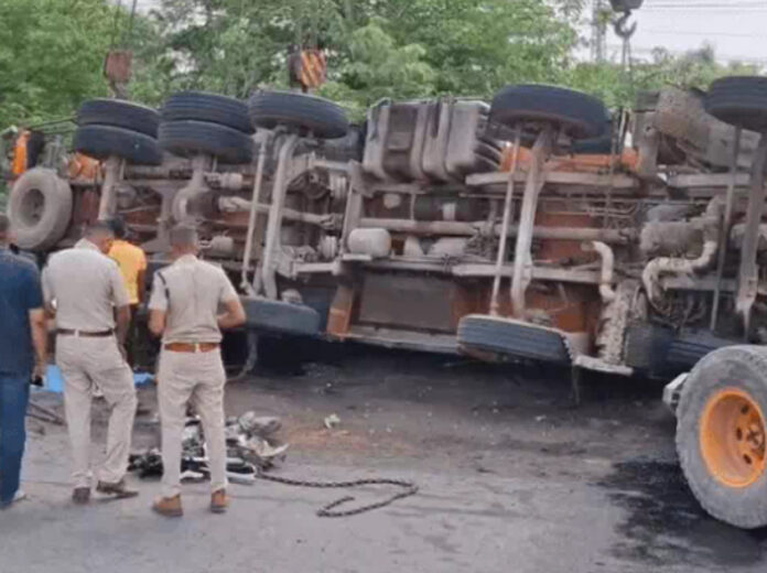 Hisar News: हिसार में बाइक पर तेल से भरा टैंकर पलटा, दंपति की मौत