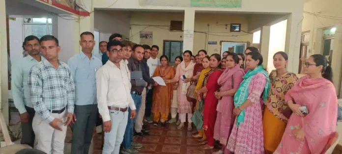 Jind News : एचकेआरएन के तहत लगे अध्यापकों ने डीईओ को सौपा ज्ञापन