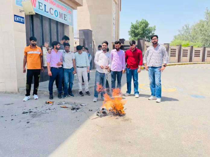 Jind News : आतंकवादी हमले की जमकर निंदा, एबीवीपी ने फूंका आतंकवाद का पुतला