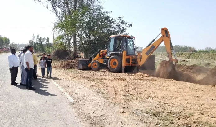 प्रशासन ने नदीपार पंचायती जमीन से जेसीबी मशीन से अवैध कब्जा हटवाया