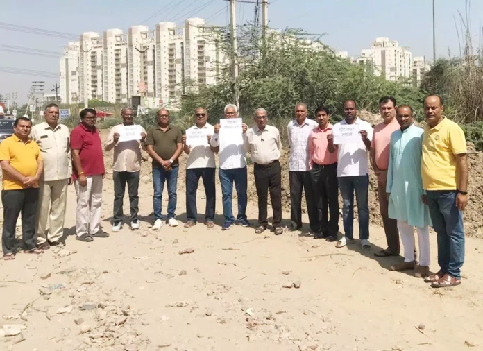 Gurugram News : आठ माह से बंद पड़ी है टूटी सडक़, लोगों ने किया विरोध प्रदर्शन