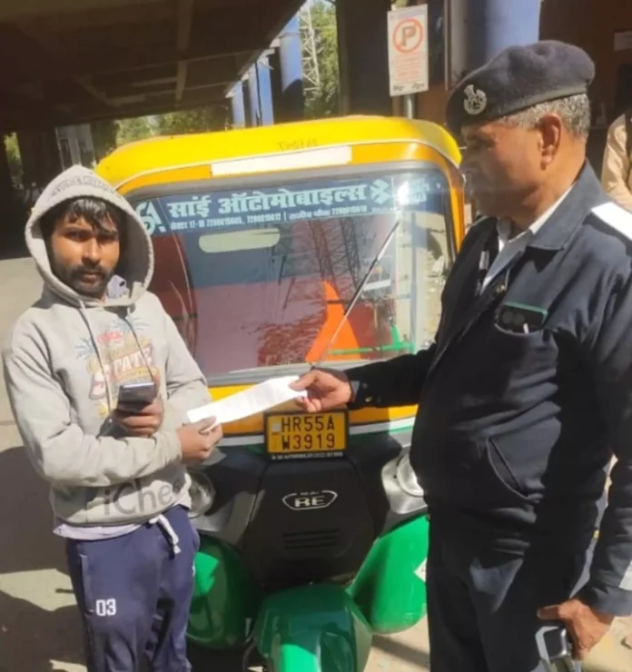 Gurugram News : बिना वर्दी के ऑटो, ई-रिक्शा व टैक्सी चालकों पर ट्रैफिक पुलिस का चला डंडा