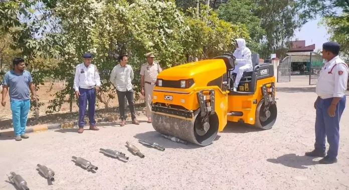 Jind News : ट्रैफिक पुलिस ने बुलेट के साइलेंसरों पर चलाया रोड रोलर